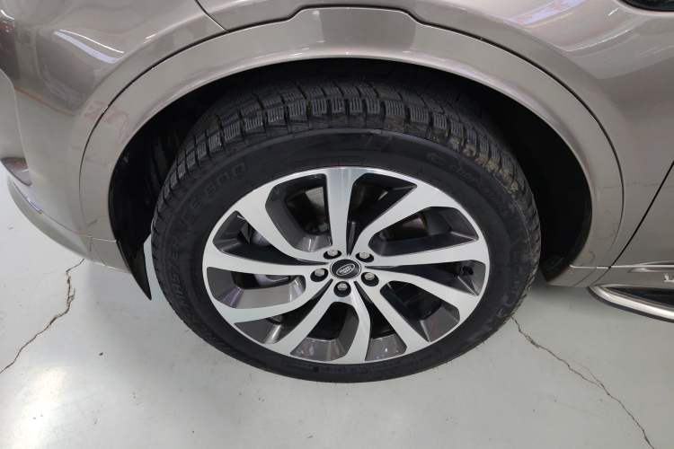 Used Land Rover Discovery Sport 2022 249 PS Metropolitan Edition 5 Seats Left Front Wheel Hub