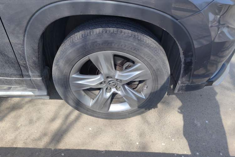 Used Toyota Highlander 2015 2.0T Four-Wheel Drive Luxury Edition 7-Seater Right Front Wheel Hub