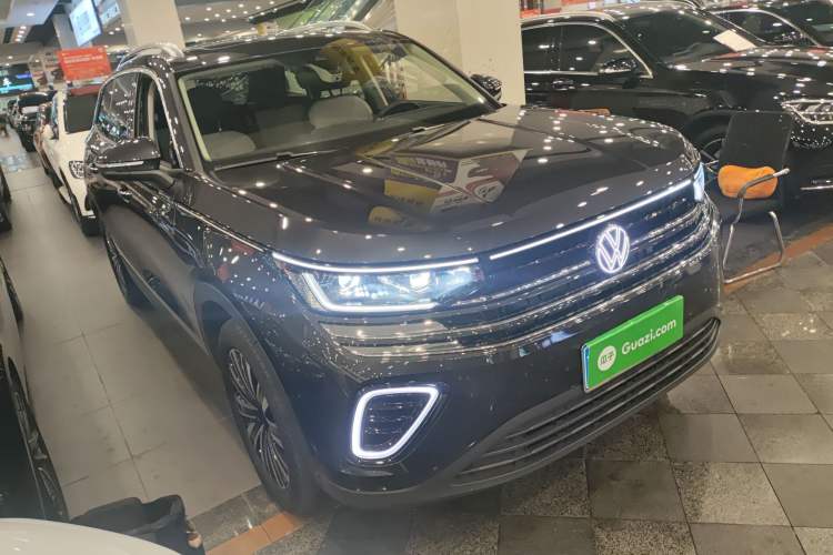 Used Volkswagen Tavendor 2023 330TSI Luxury Touring Edition Front Right 45 Deg