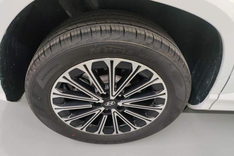 Used Hyundai Custo 2024 270TGDi LUX Prestige Edition Right Rear Wheel Hub