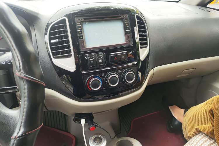 Used FORTHING Lingzhi 2016 M3 1.6L 7-Seater Comfort Model China IV Standard Audio And AC Panel