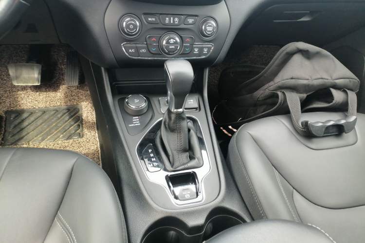 Used Jeep Cherokee 2019 2.0T Four-Wheel Drive Exclusive Edition China V
