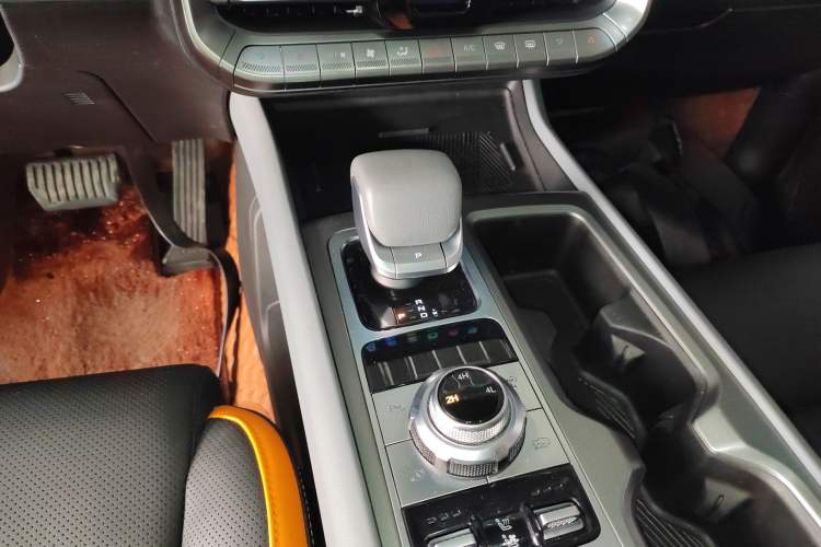 Used BAIC Off-Road BJ40 2024 2.0T All-New Urban Hunter Edition Chivalrous Style
