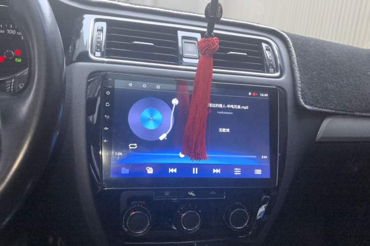 Used Volkswagen Sagitar 2017 1.6L Automatic Comfort Model Audio And AC Panel