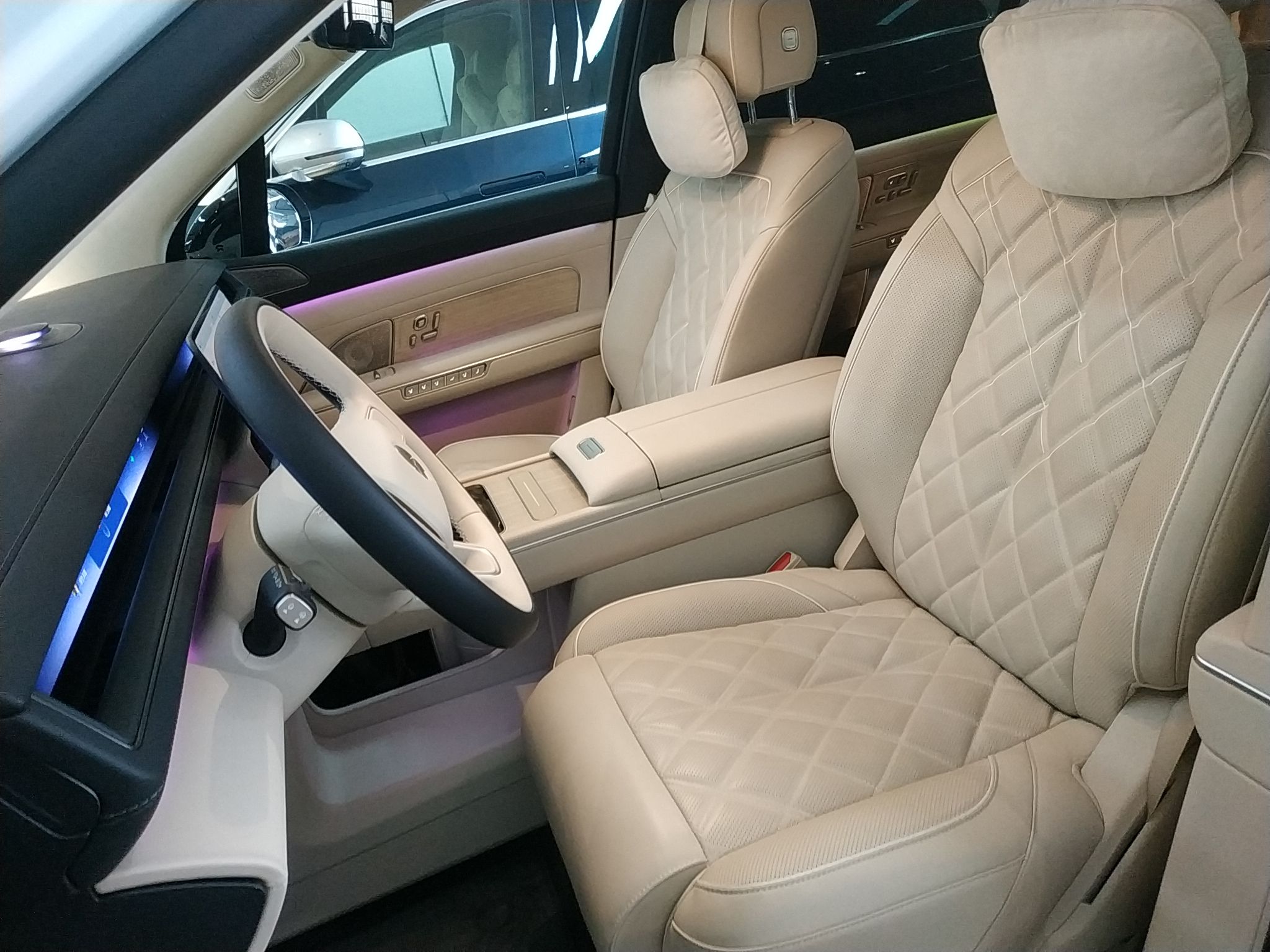 المقاعد الأمامية داخل السيارة