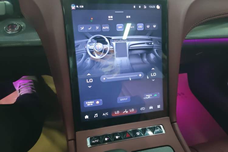 Used Hongqi H5 2024 2.0T Automatic Smart Connect Flagship Edition Audio And AC Panel