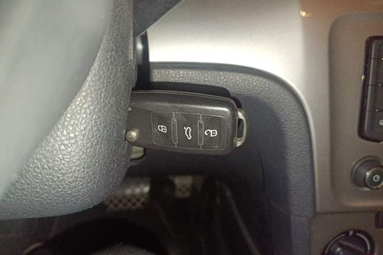 Used Volkswagen Gran Lavida 2013 1.6L Automatic Fashion Model