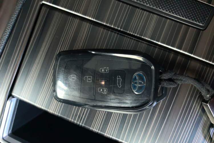 Used Toyota Granvia 2023 2.5L Hybrid Flagship VIP Edition