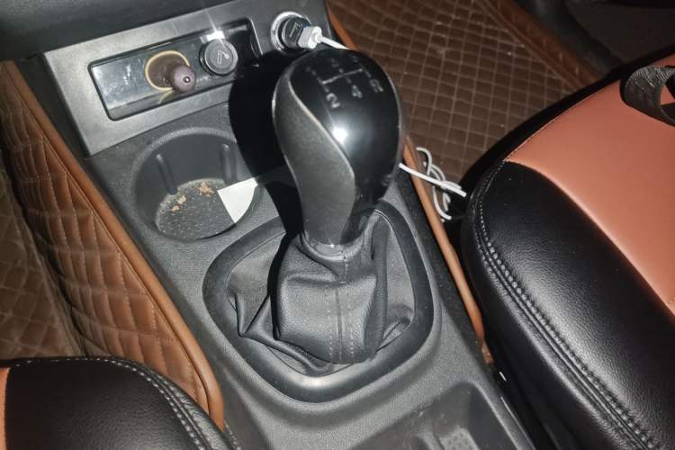 Used Dongfeng Fengon 330 2014 1.5L Manual Utility Version DK15 Gear Lever