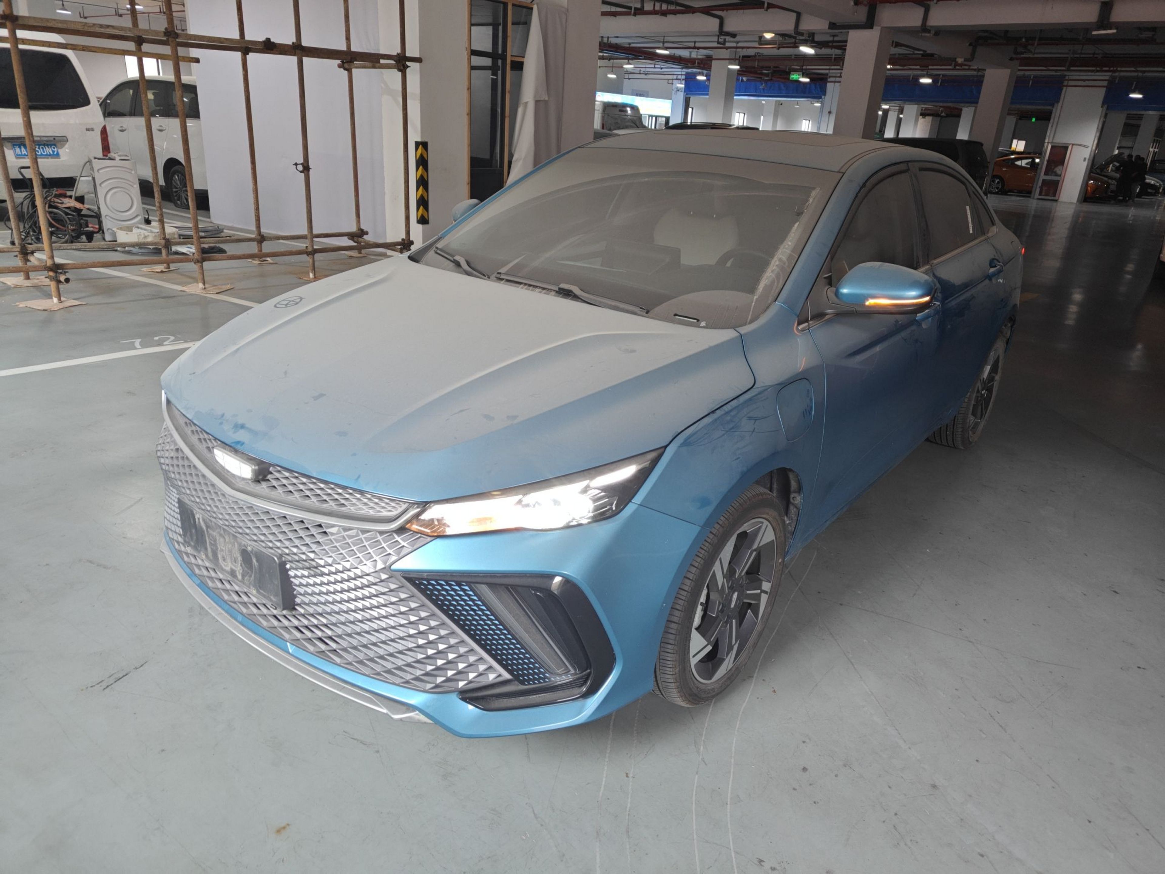 Под передней частью автомобиля