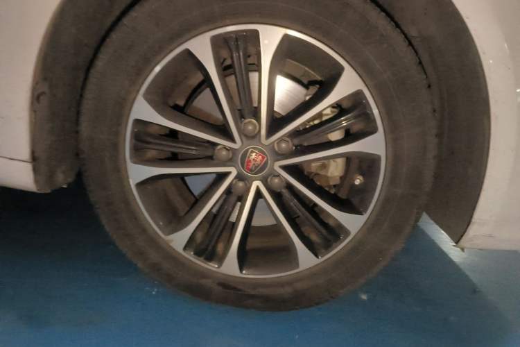 Used Roewe i6 New Energy 2019 PLUS 50T 4G Connected Glory Luxury Edition Right Front Wheel Hub