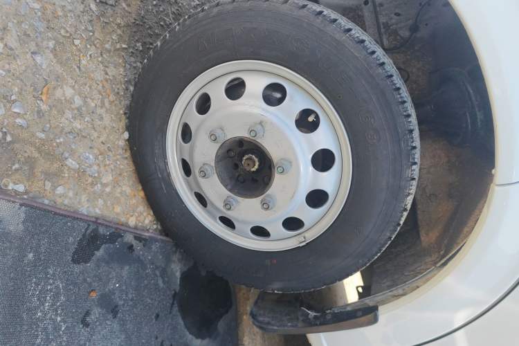 Used JMC Fushun 2022 2.0T Manual Van with Long Wheelbase Mid-Height Roof and 3 Seats
