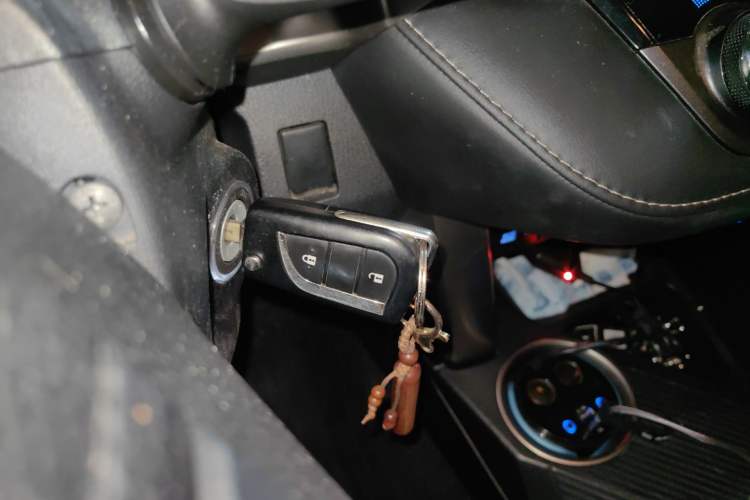 Used Toyota RAV4 2015 2.0L CVT Two-Wheel Drive Fashion Edition Vehicle Key