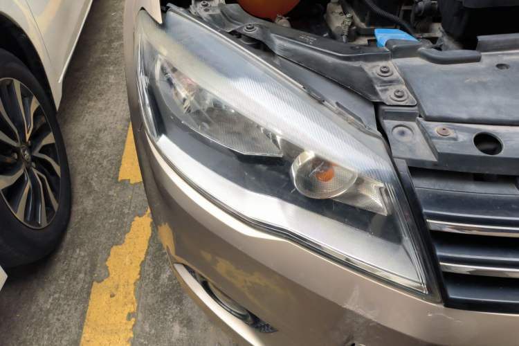 Used Volkswagen Jetta 2015 Value Edition 1.6L Automatic Comfort Version Right Front Headlight