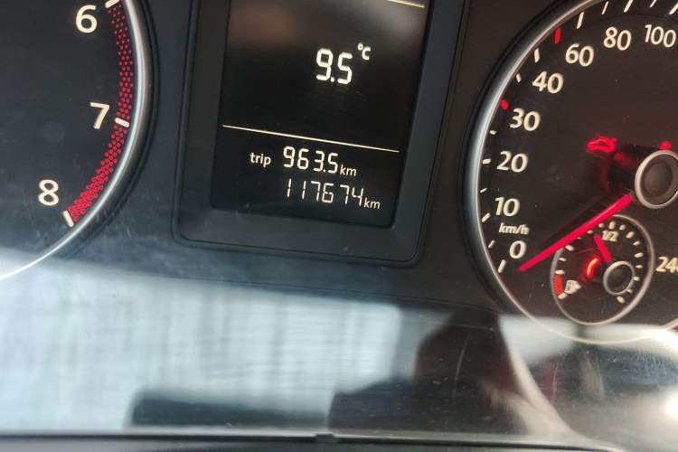 Used Volkswagen Sagitar 2011 1.6L Automatic Comfort Edition Odometer Close Up