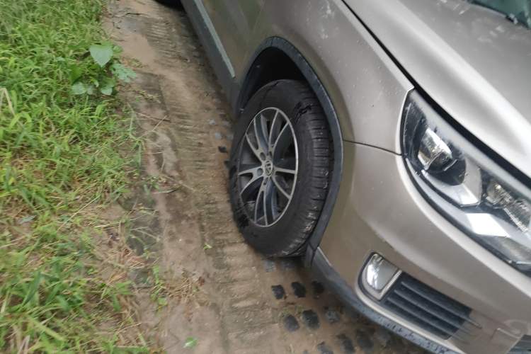 Used Volkswagen Tiguan 2013 1.8 TSI Automatic All-Wheel Drive Luxury Model Right Front Wheel Hub