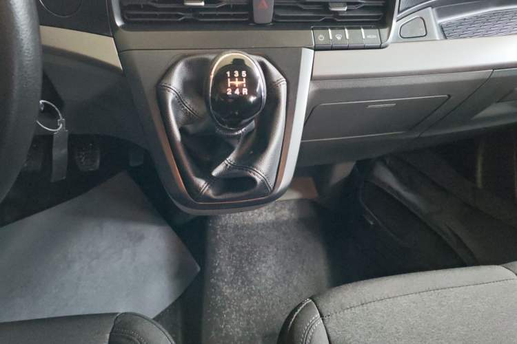 Used Ford Transit 2023 2.0T Diesel Manual Multifunction Commercial Vehicle Mid-axle Mid-roof 5/6 Seats