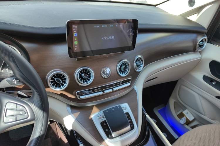 Used Mercedes-Benz Vito 2023 2.0T Elite Version 7 Seats Audio And AC Panel