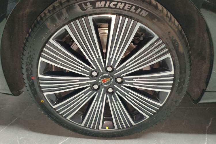 Used Hongqi H9 2025 Model Facelifted 2.0T Two-Wheel Drive Flag-Style Luxury Business Edition, 5 Seats
