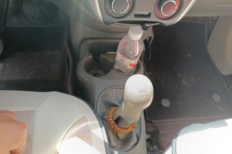 Used Nissan Sunny 2015 1.5XE Manual Comfort Edition Gear Lever