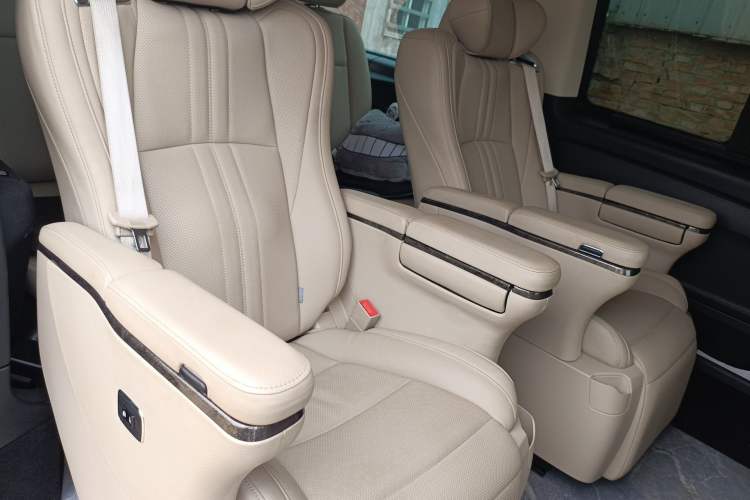 Used Mercedes-Benz Vito 2023 2.0T Elite Version 7 Seats Left Rear Seat