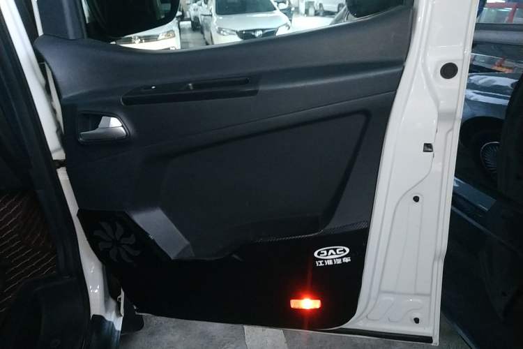 Used JAC Refine M3 2023 PLUS 1.8L 7/8-seater Smart Connectivity Version