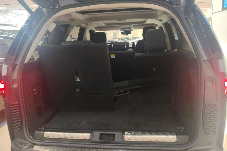 Used Land Rover Discovery 2023 300PS S Trunk