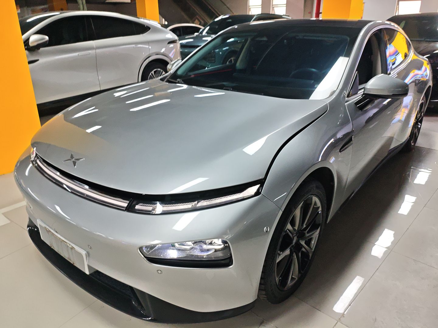 تحت مقدمة السيارة