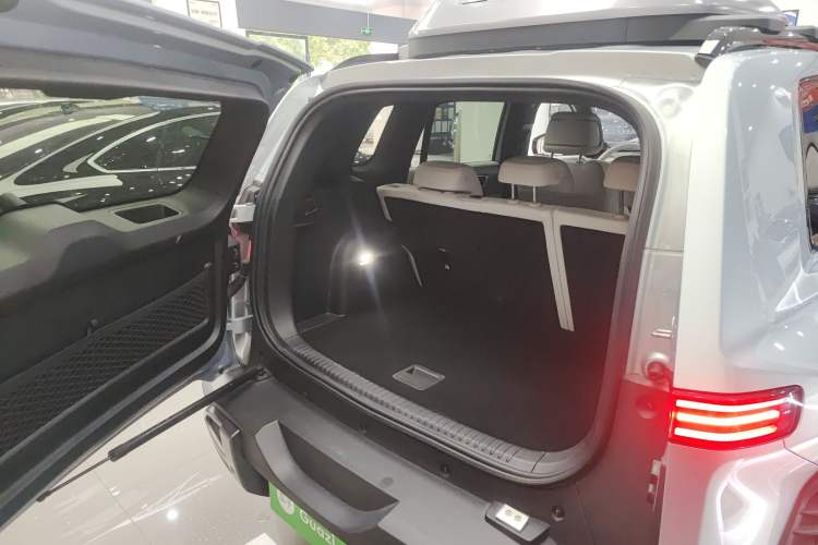 Used Formula Leopard Titanium 3 2025 501 km Four-Wheel Drive Drone Edition Trunk