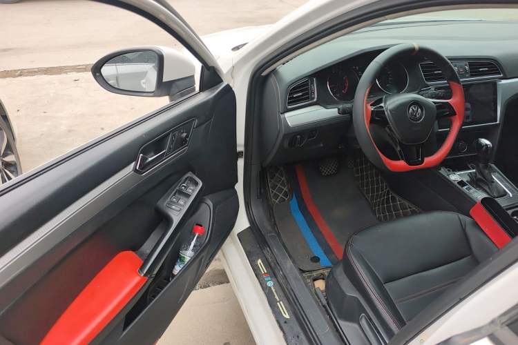 Used Volkswagen Lamando 2015 230TSI DSG Fashion Edition Driver Seat