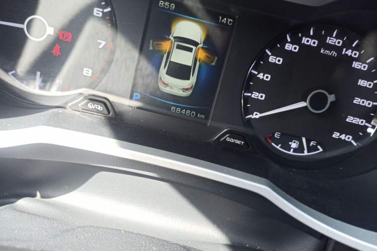 Used Geely Auto Emgrand GL 2017 1.8L DCT Elite Model Odometer Close Up