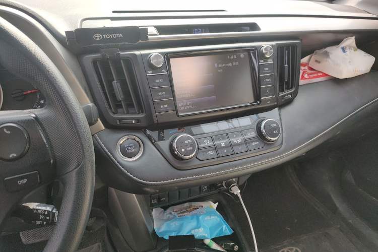 Used Toyota RAV4 2019 2.0L CVT Two-Wheel Drive Luxury Version China VI Standard Audio And AC Panel