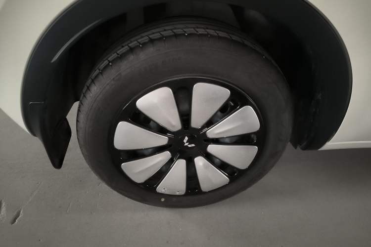 Used Wuling Bingo 2025 333 km Lingxi Connected Version Right Rear Wheel Hub