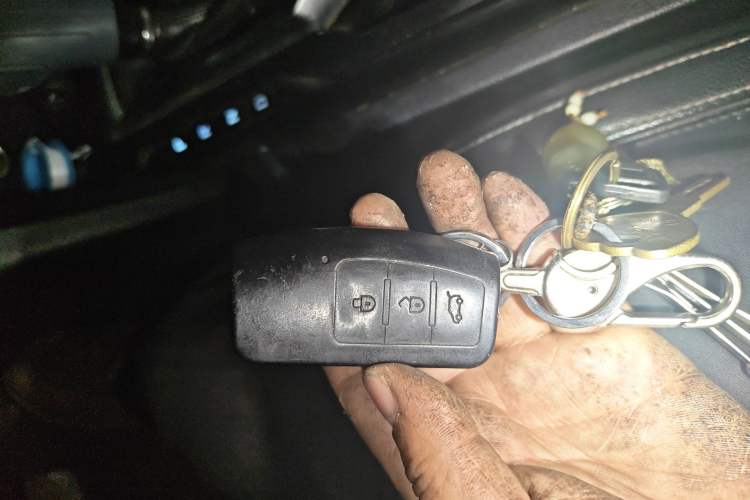 Used JMC Yusheng S350 2016 2.0T Automatic Two-Wheel Drive Gasoline Luxury Version with Sunroof 5 Seats
