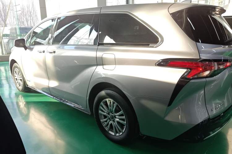 Used Toyota Sienna 2021 2.5L Hybrid Luxury Edition