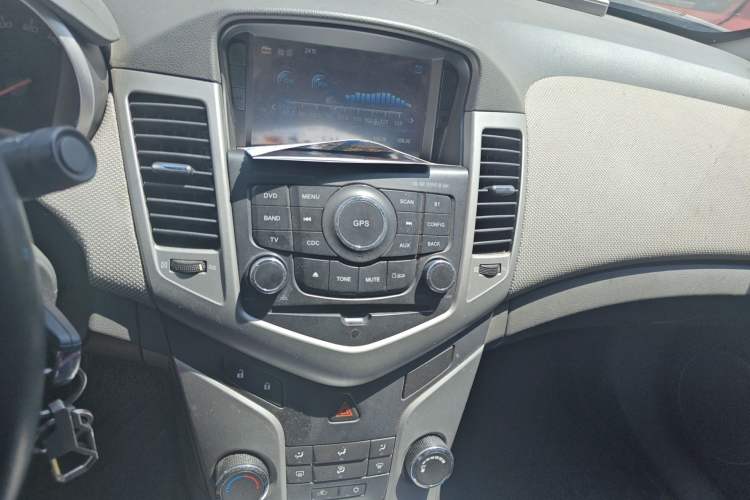 Used Chevrolet Cruze 2012 1.6L SE MT Audio And AC Panel