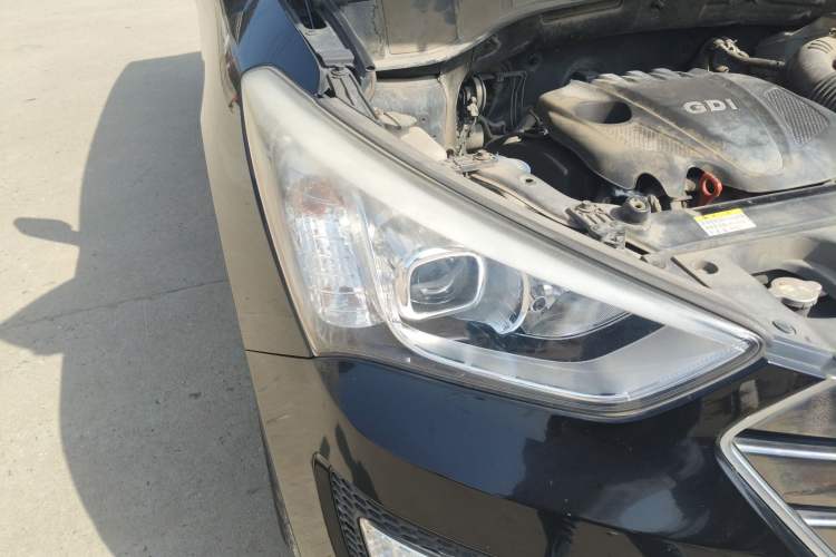 Used Hyundai Santa Fe 2015 2.4L Automatic Two-Wheel Drive Smart Version 5 Seats Right Front Headlight