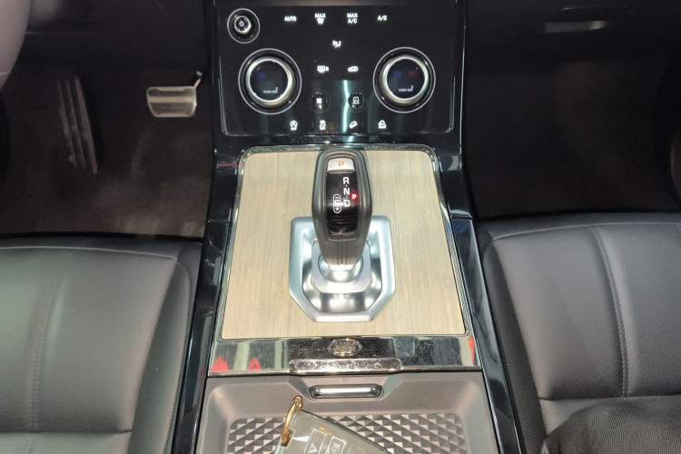 Used Land Rover Range Evoque 2021 Range Rover Velar 249 PS R-Dynamic S Performance Edition Gear Lever