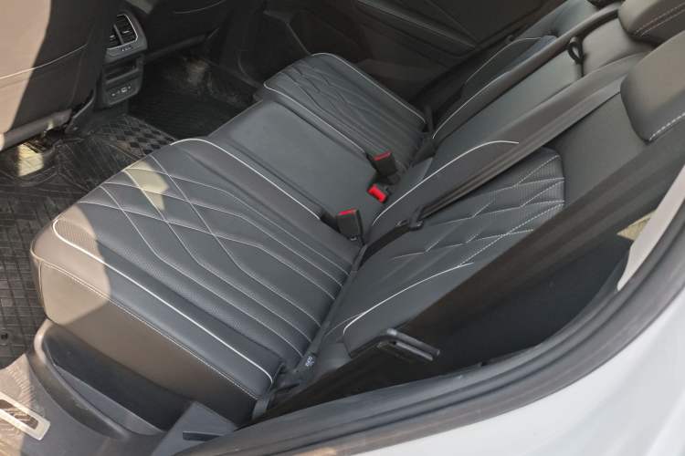 Used Volkswagen Tiguan L 2024 330TSI Automatic Two-Wheel Drive R-Line Enhanced Edition Left Rear Seat