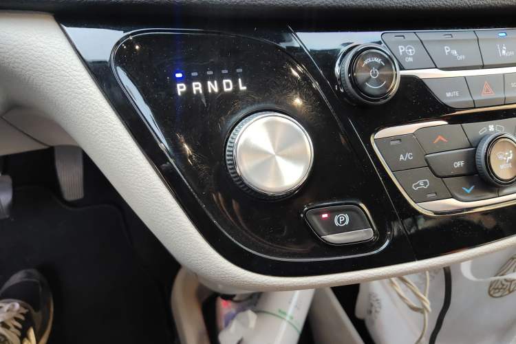 Used Chrysler Grand Voyager 2017 3.6L Premium Edition Gear Lever