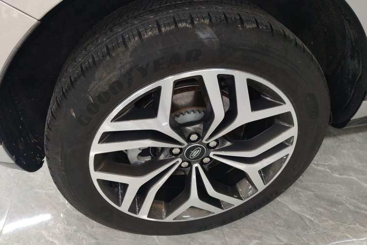 Used Land Rover Range Evoque 2024 Aurora L 249 PS Prestige Light-Chasing Edition
