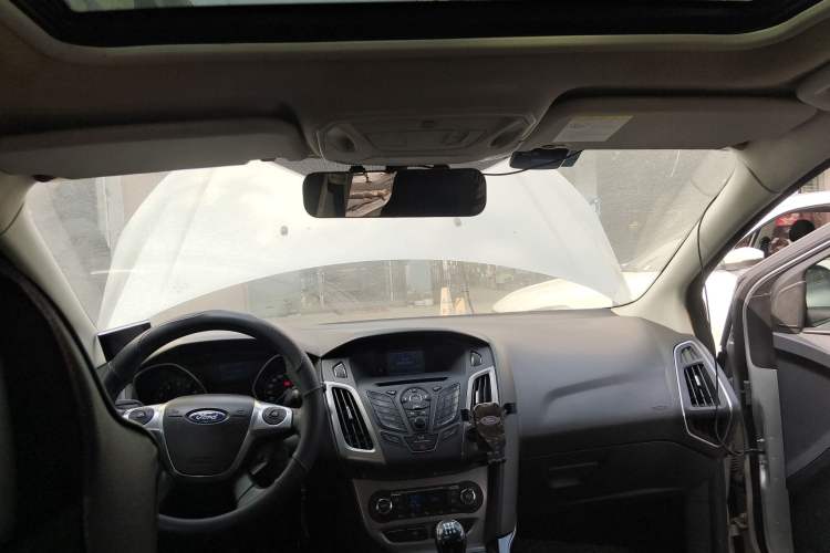 Used Ford Focus 2012 Hatchback 1.6L Manual Fashion Edition
