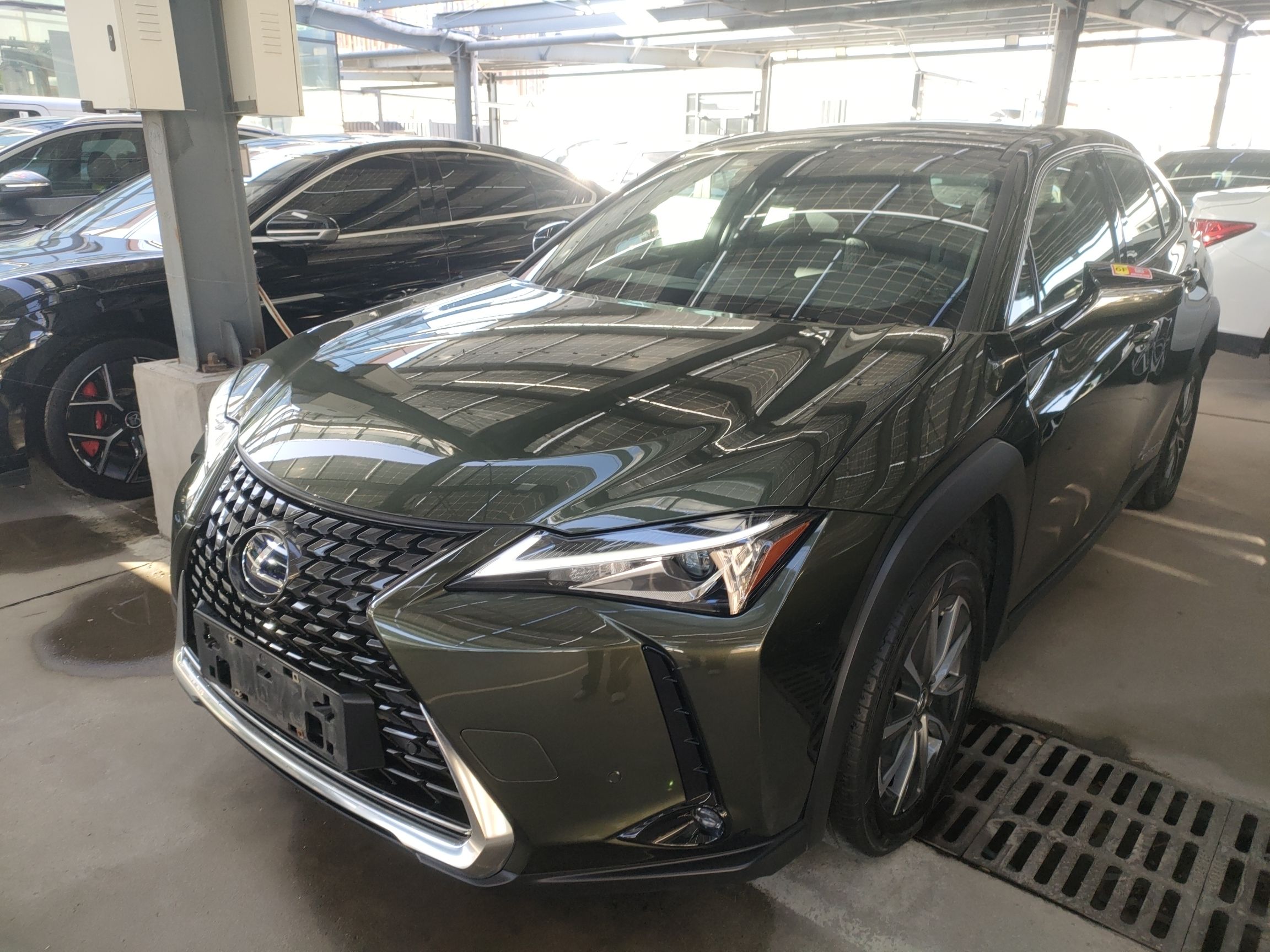 Под передней частью автомобиля