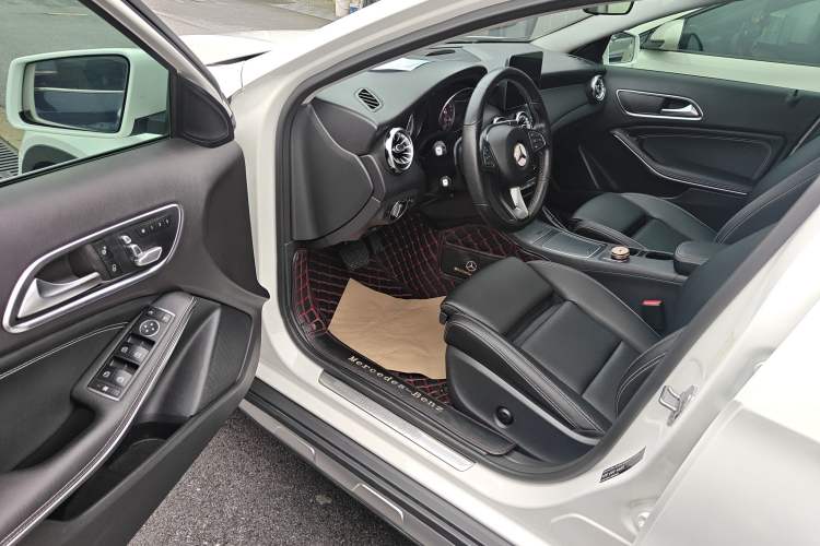 Used Mercedes-Benz GLA 2018 GLA 200 Sport Edition Driver Seat