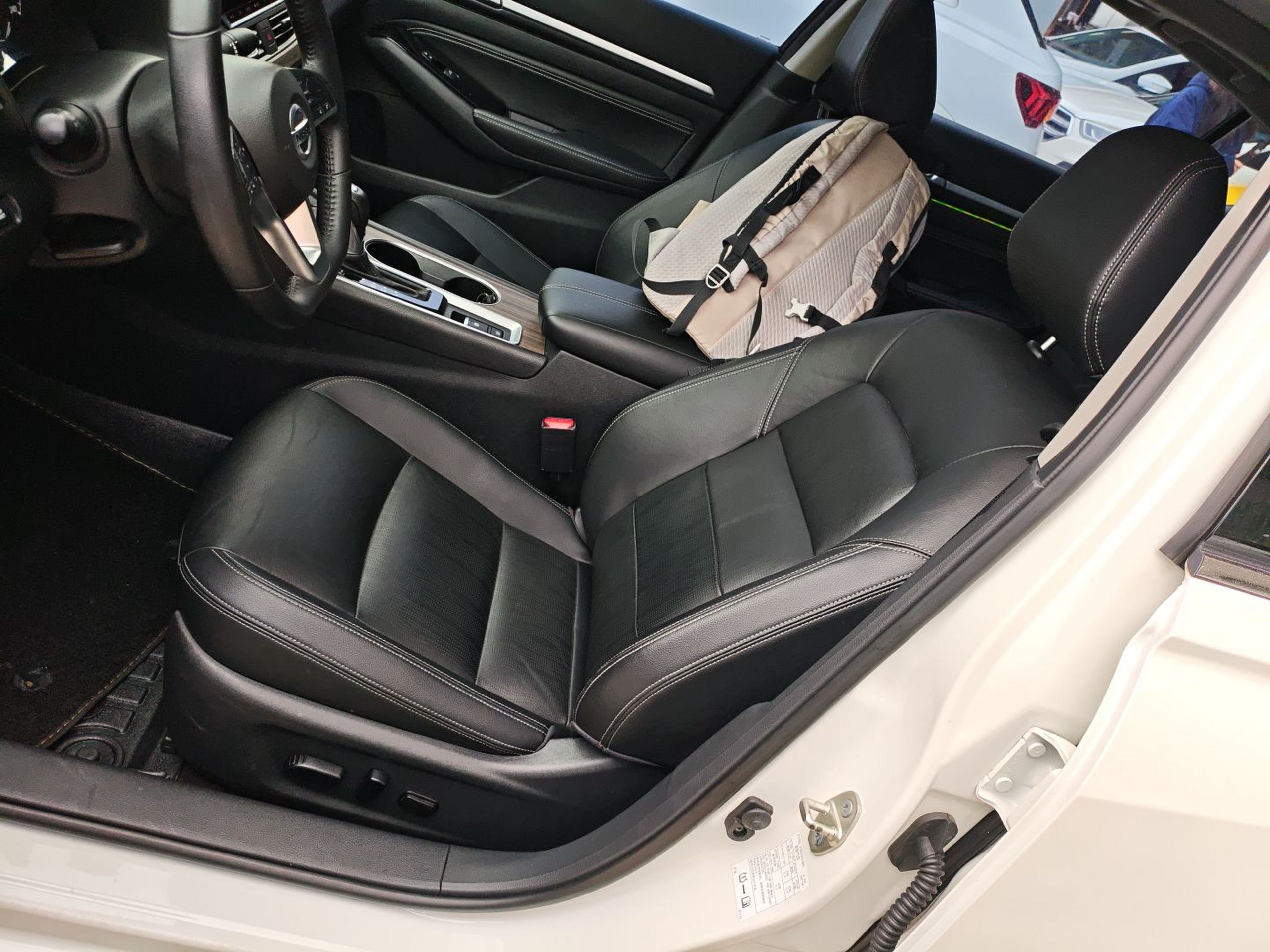 Переднее сиденье в автомобиле