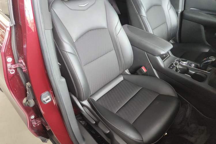 Used Cadillac XT4 2018 28T Two-Wheel Drive Tech Version Right Front Seat