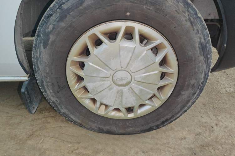 Used Ford Transit 2017 2.0T Diesel Van Mid-Chassis Mid-Roof China IV Standard