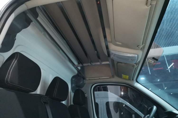 Used SAIC MAXUS Xintu V80 2025 Value Edition City Distribution King 2.0T Manual Long Wheelbase Mid-Roof 127 Ps 3 Seats