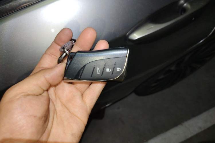 Used Lexus ES 2022 300h Silver Glow Limited Edition
