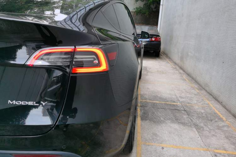 Used Tesla Model Y 2022 Long-Range All-Wheel-Drive Version
